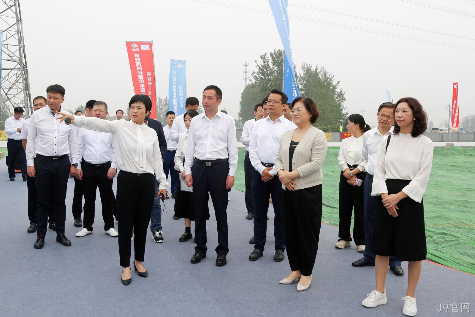 1696670165479772.jpg 淮安J9官网轻量化车载新型显示组件项目开工建设3.JPG